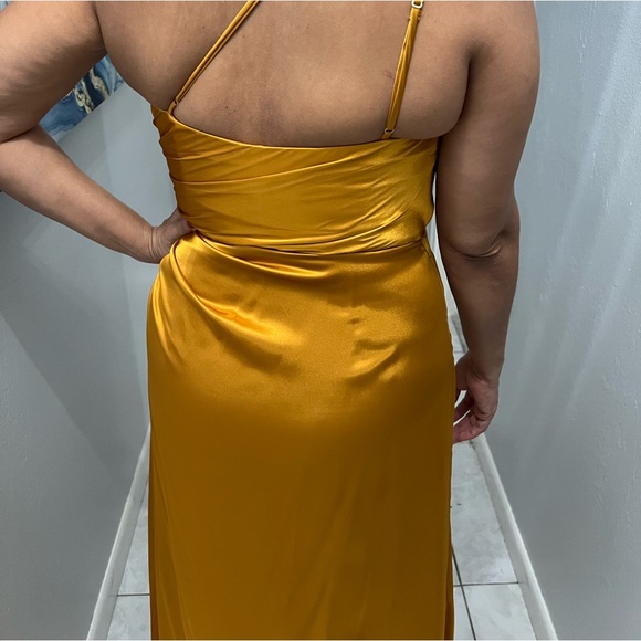 David Bridal GALINA SIGNATURE Charmeuse Draped One-Shoulder Dress size 10 - Picture 2 of 11